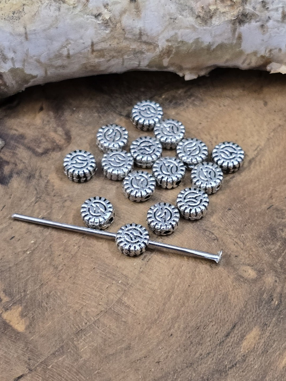 Metallperlen in Antik Silber mit Kettelstift zur Darstellung von Form und Fädelrichtung