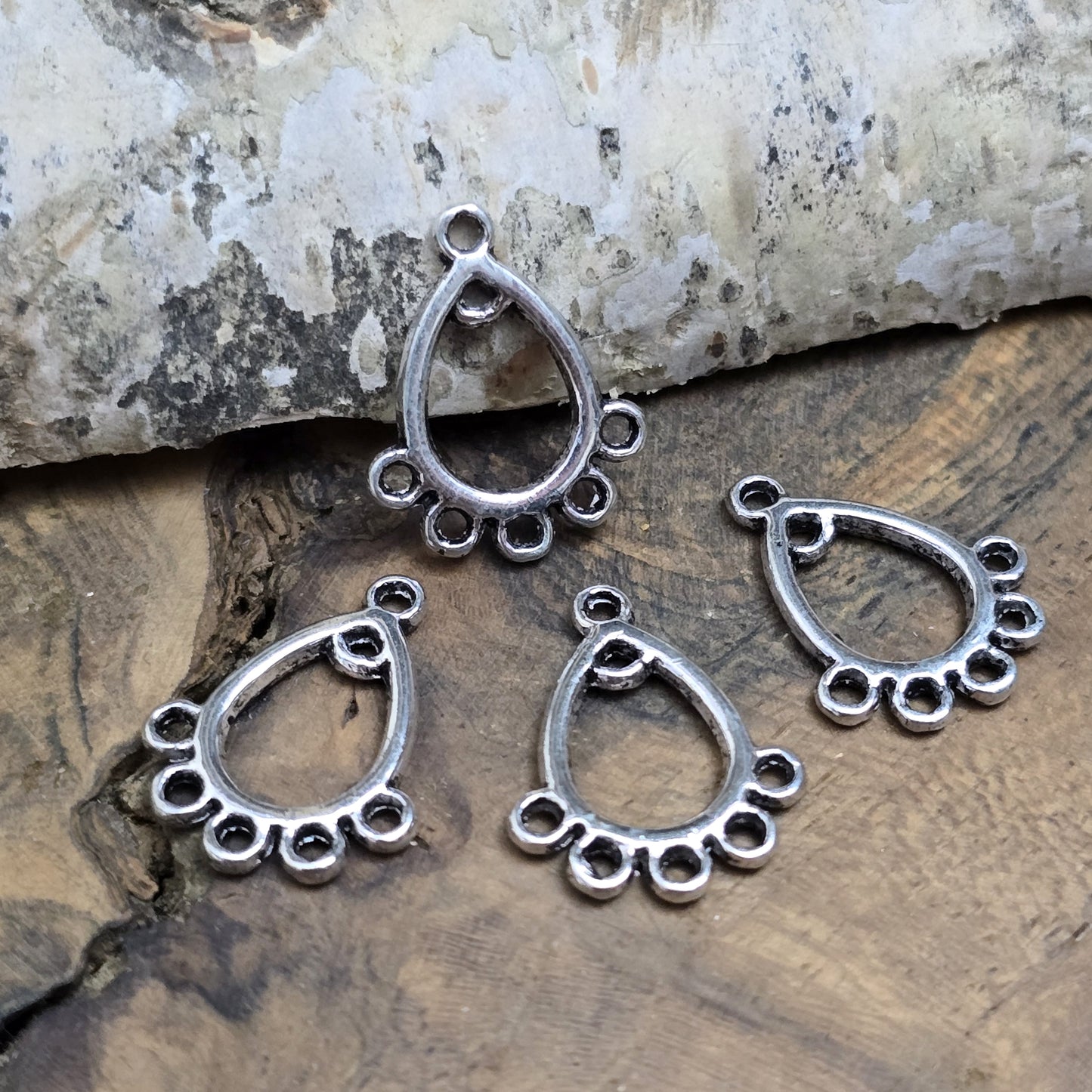 Diese eleganten Verbinder in Tropfenform sind ideal für die Verbindung von mehreren Strängen in Schmuckprojekten. Sie eignen sich perfekt für Armbänder, Ketten und Dekorationen, um kreative Designs zu schaffen. Menge: 4 Stück.