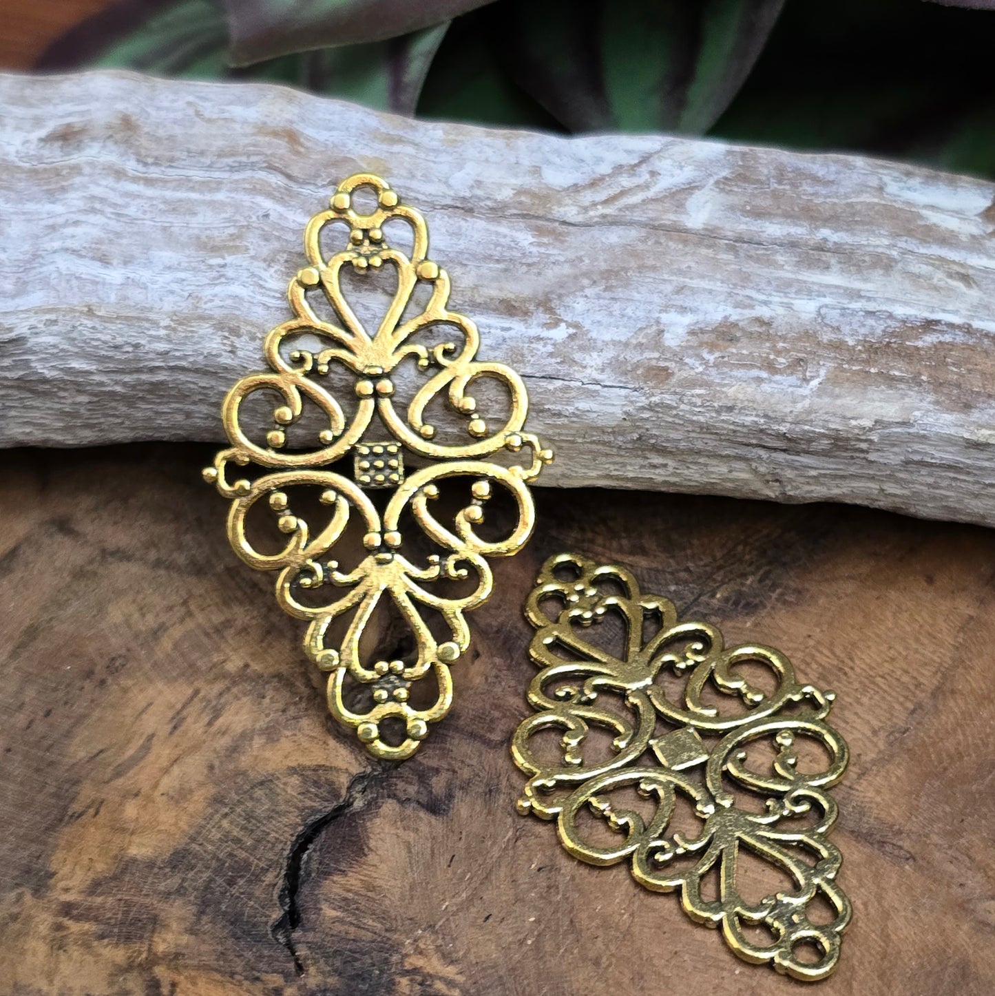 2 nostalgische Verbinder im Vintage-Stil – 41 mm, antik goldfarben – ideal für Schmuck, Deko & Accessoires. Beidseitig verwendbar, mit Ösen.