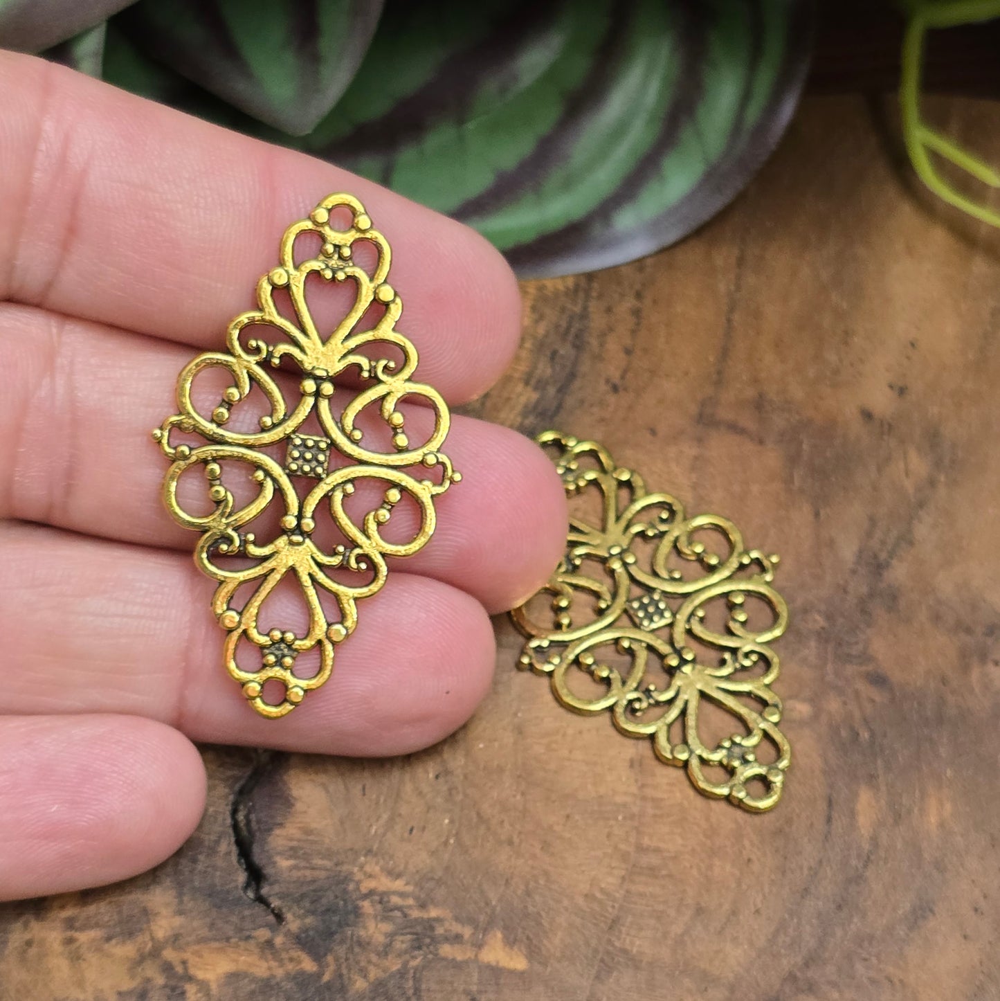 2 nostalgische Verbinder im Vintage-Stil – 41 mm, antik goldfarben – ideal für Schmuck, Deko & Accessoires. Beidseitig verwendbar, mit Ösen.