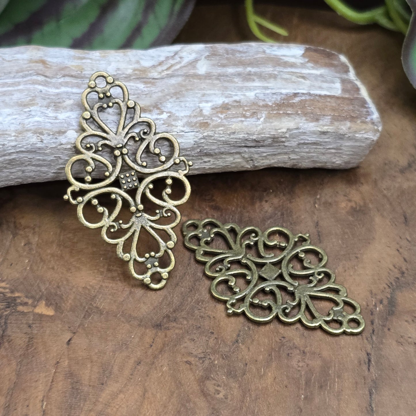 2 nostalgische Zierteile im Vintage-Stil – 41 mm, antik Bronze – ideal für Schmuck, Accessoires, Taschen oder kreative DIY-Projekte. Beidseitig verwendbar, mit Ösen.