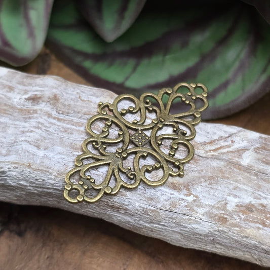 2 nostalgische Zierteile im Vintage-Stil – 41 mm, antik Bronze – ideal für Schmuck, Accessoires, Taschen oder kreative DIY-Projekte. Beidseitig verwendbar, mit Ösen.