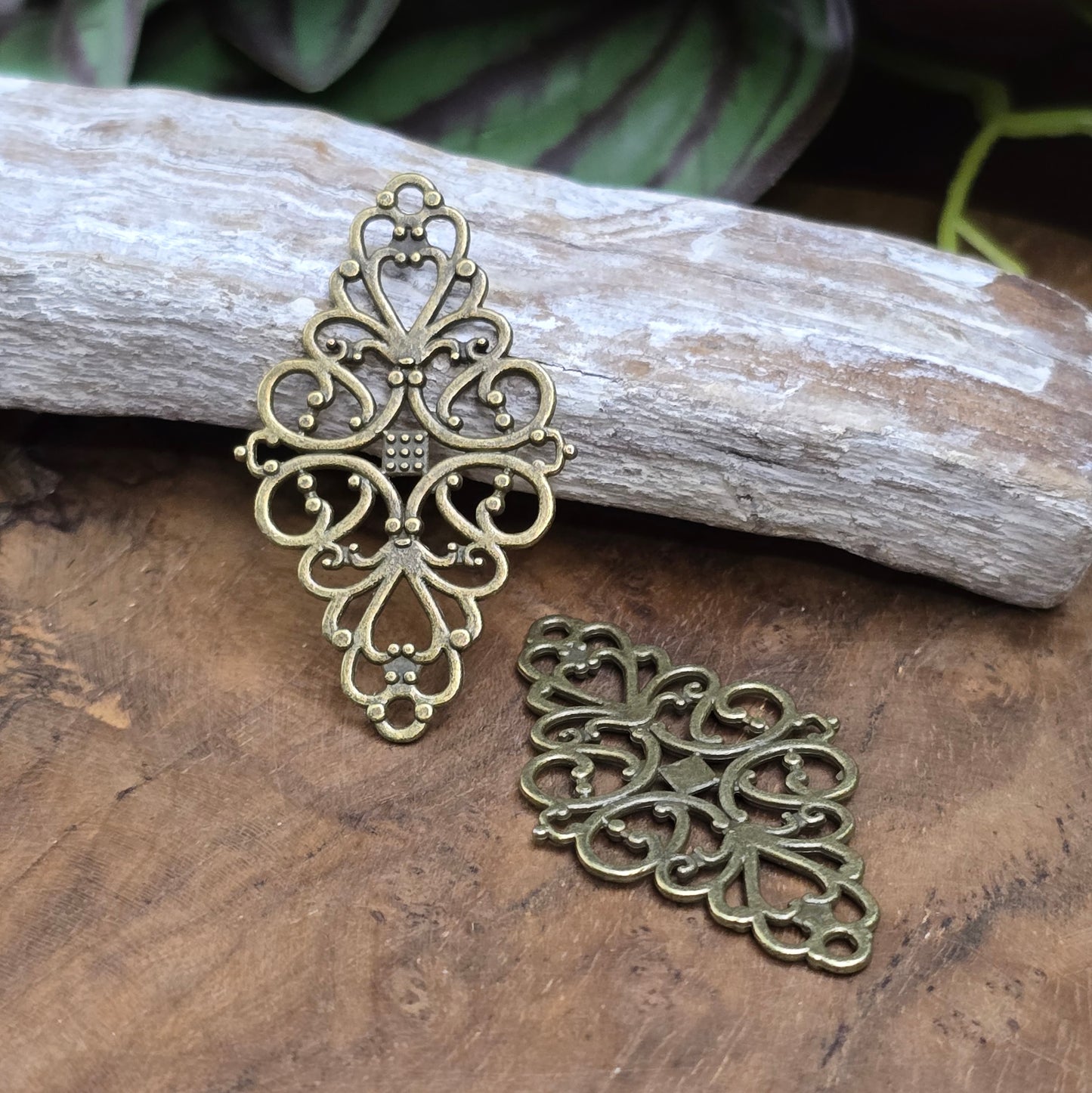 2 nostalgische Zierteile im Vintage-Stil – 41 mm, antik Bronze – ideal für Schmuck, Accessoires, Taschen oder kreative DIY-Projekte. Beidseitig verwendbar, mit Ösen.