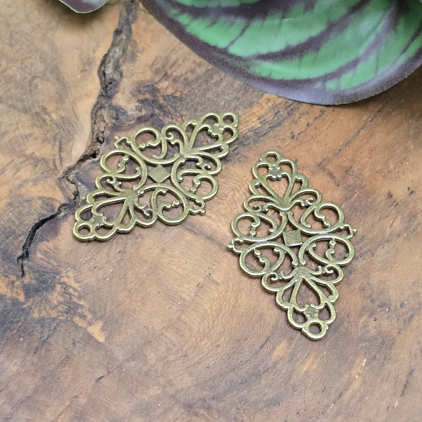 2 nostalgische Zierteile im Vintage-Stil – 41 mm, antik Bronze – ideal für Schmuck, Accessoires, Taschen oder kreative DIY-Projekte. Beidseitig verwendbar, mit Ösen.