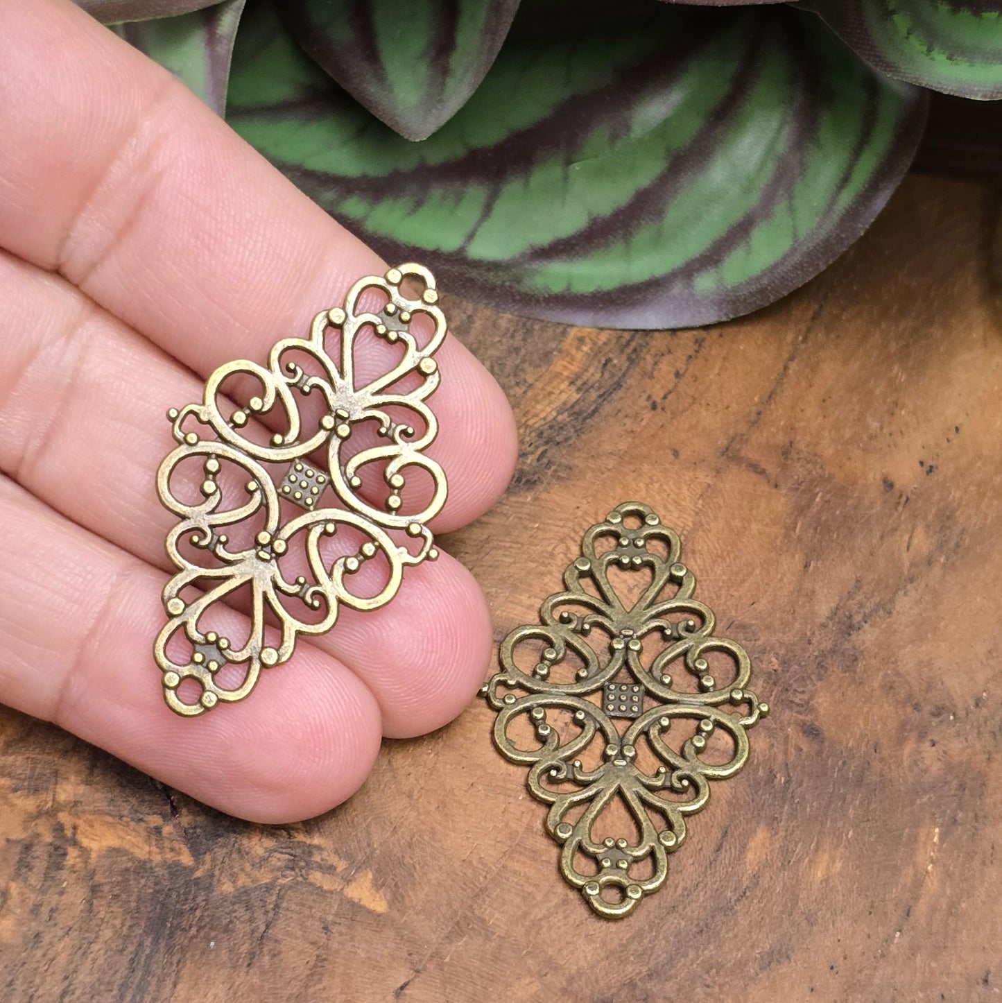 2 nostalgische Zierteile im Vintage-Stil – 41 mm, antik Bronze – ideal für Schmuck, Accessoires, Taschen oder kreative DIY-Projekte. Beidseitig verwendbar, mit Ösen.