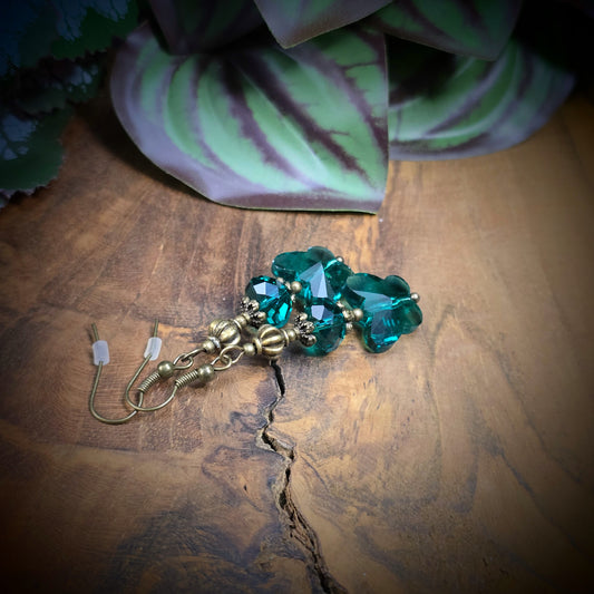 Handgefertigte Ohrhänger mit Schmetterlingsperlen & Facetten in Petrol & Bronze. Leicht & verspielt – dein neues Lieblingsstück für Alltag oder besondere Momente.