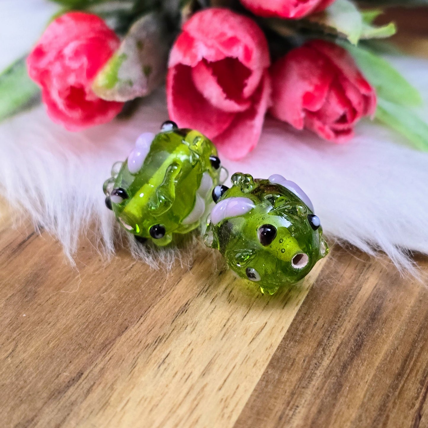 2 olivgrüne Glasperlen mit rosa & schwarzen Bumps. Handgefertigt in Indien – für auffällige DIY-Ketten, Armbänder und kreative Schmuckideen mit Struktur.