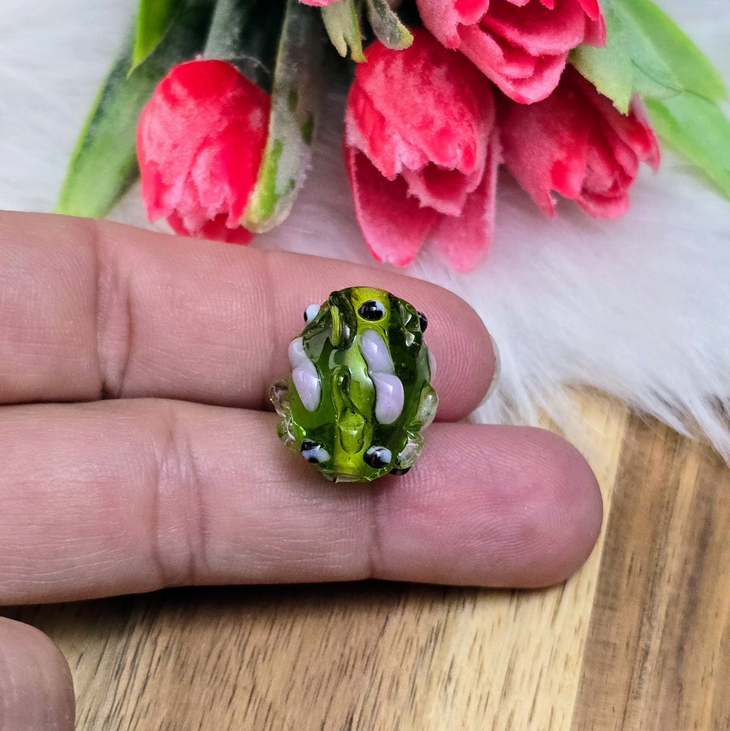 2 olivgrüne Glasperlen mit rosa & schwarzen Bumps. Handgefertigt in Indien – für auffällige DIY-Ketten, Armbänder und kreative Schmuckideen mit Struktur.