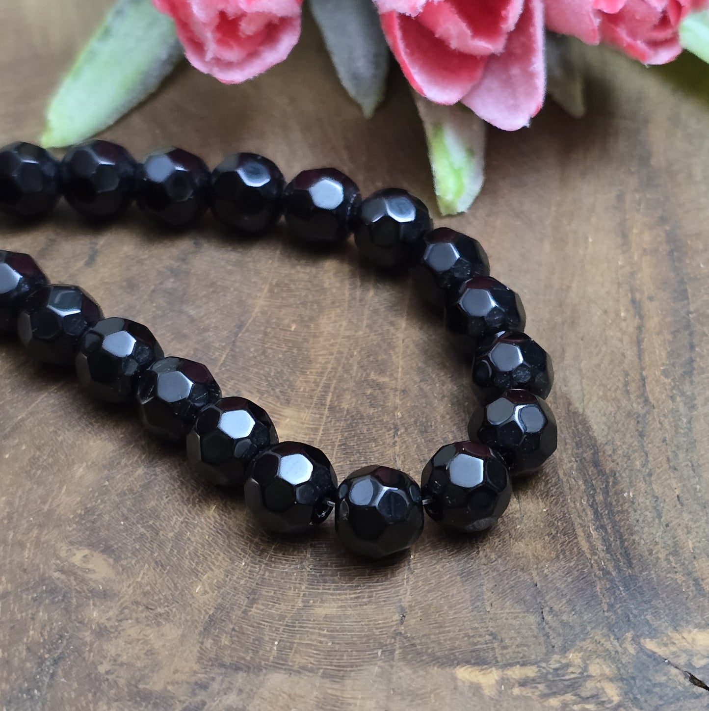 Opak schwarze Glasperlen mit facettierter Oberfläche – Perfekt für dezente Schmuckstücke
Diese eleganten Glasperlen in milchig weißer Optik überzeugen mit ihrer facettierten Oberfläche. Hergestellt im Pressverfahren, funkeln sie zwar nicht wie böhmische oder österreichische Kristallglasperlen, aber sie bieten dennoch einen dezenten Schimmer, der das Licht bei jeder Bewegung sanft reflektiert. Ideal für Schmuckdesigns, die subtil und dennoch stilvoll wirken sollen.