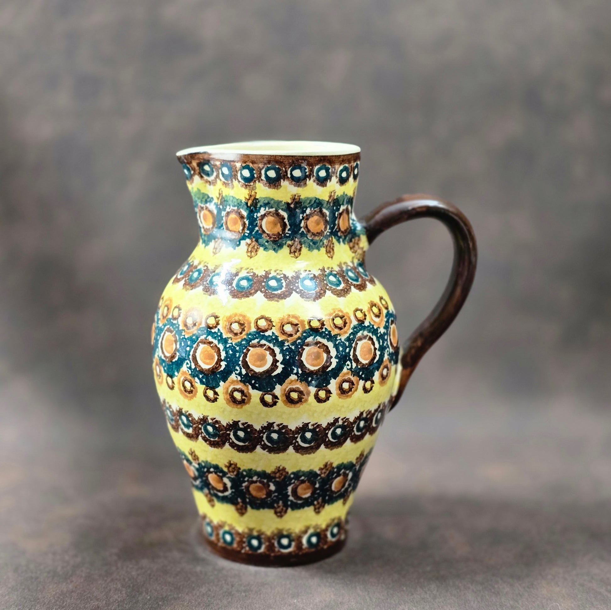 Handbemalter Bunzlauer Vintage Krug aus den 1970er Jahren in Gelb, Blau und Braun, perfekt als Deko, Sammlerstück oder Geschenk.