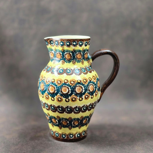 Handbemalter Bunzlauer Vintage Krug aus den 1970er Jahren in Gelb, Blau und Braun, perfekt als Deko, Sammlerstück oder Geschenk.
