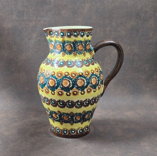Handbemalter Bunzlauer Vintage Krug aus den 1970er Jahren in Gelb, Blau und Braun, perfekt als Deko, Sammlerstück oder Geschenk.