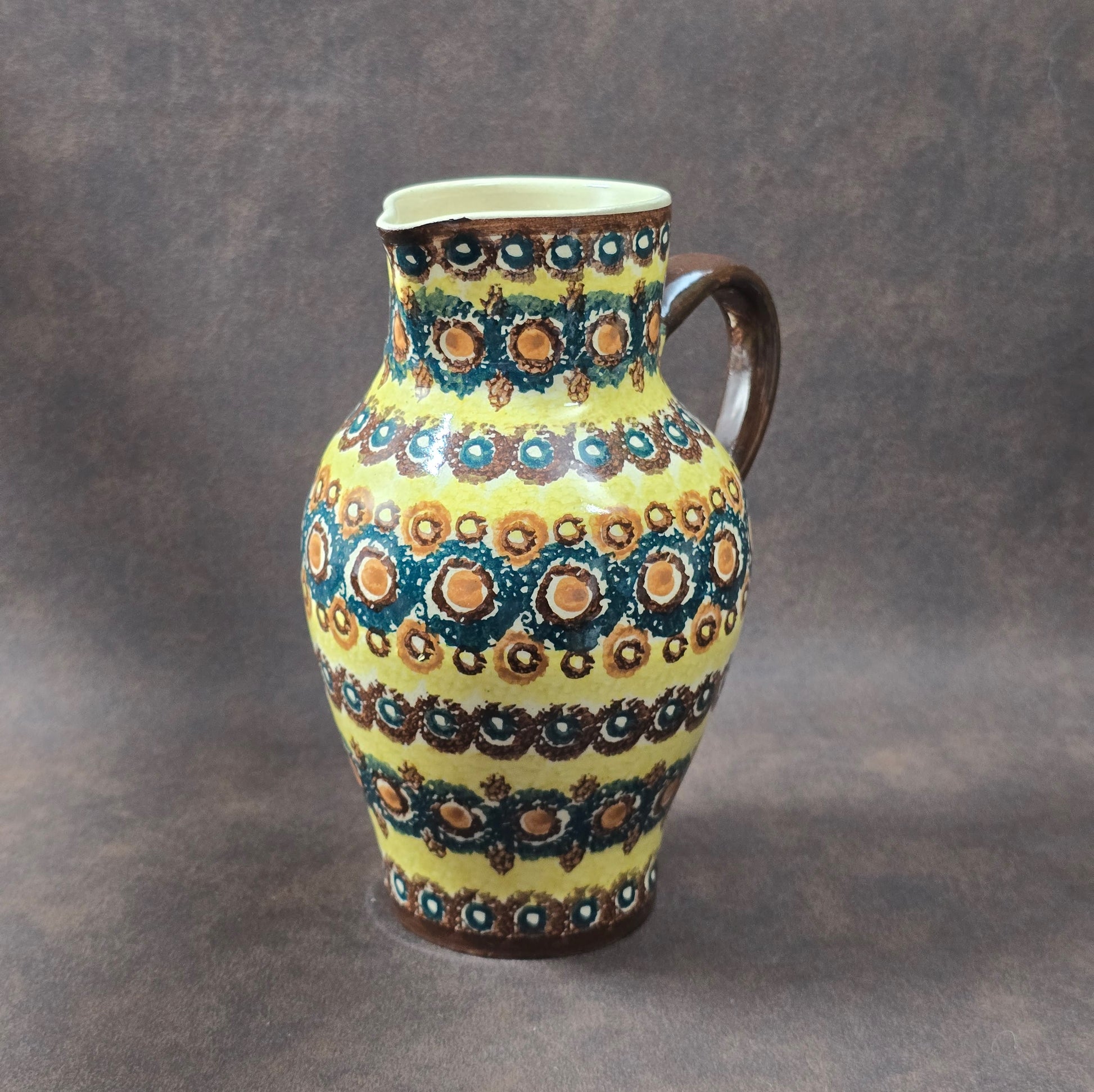 Handbemalter Bunzlauer Vintage Krug aus den 1970er Jahren in Gelb, Blau und Braun, perfekt als Deko, Sammlerstück oder Geschenk.