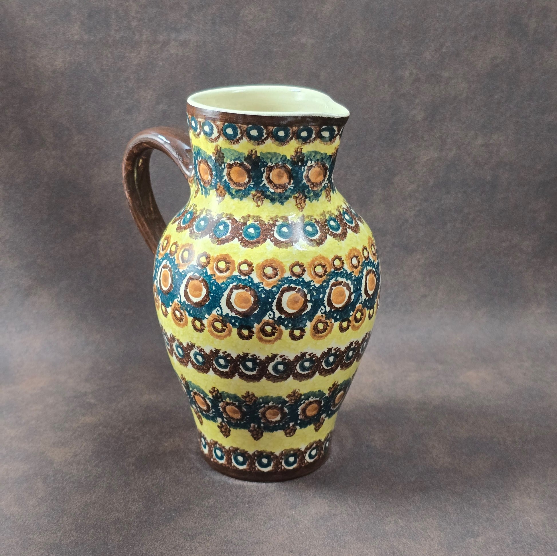 Handbemalter Bunzlauer Vintage Krug aus den 1970er Jahren in Gelb, Blau und Braun, perfekt als Deko, Sammlerstück oder Geschenk.