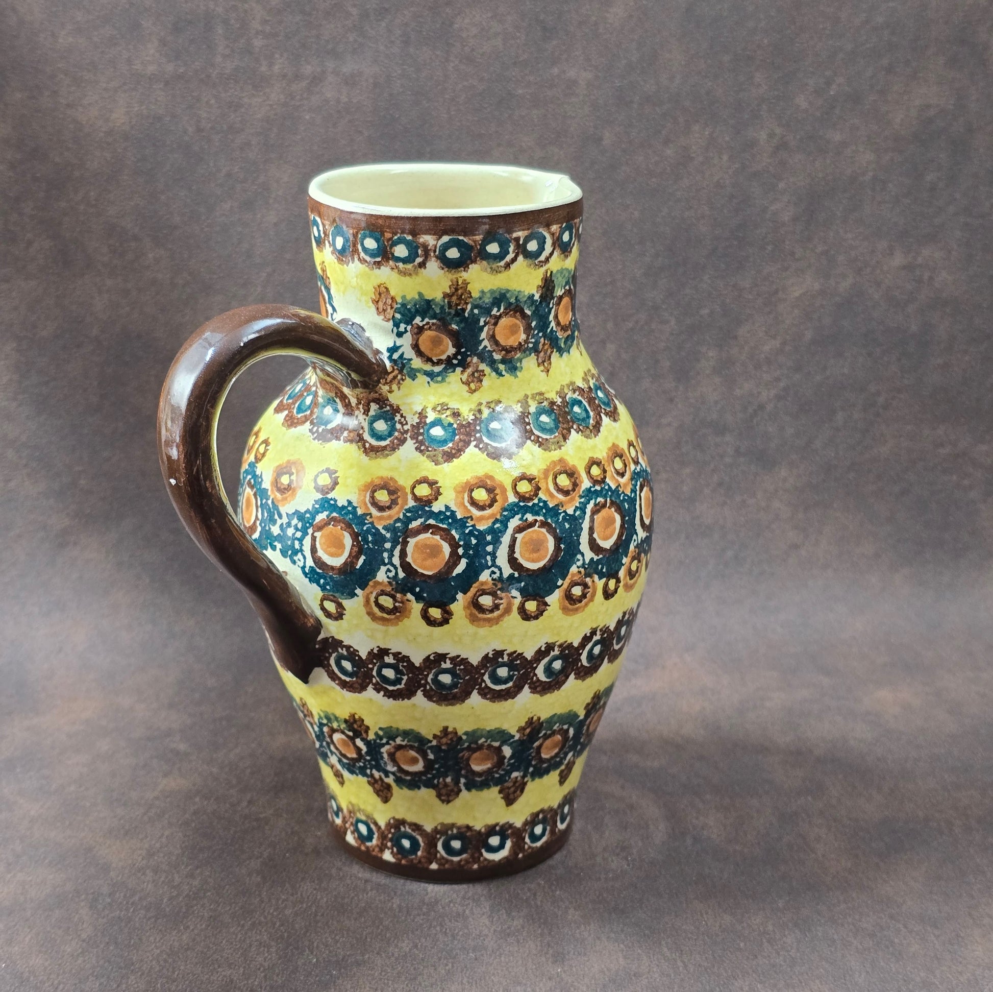 Handbemalter Bunzlauer Vintage Krug aus den 1970er Jahren in Gelb, Blau und Braun, perfekt als Deko, Sammlerstück oder Geschenk.