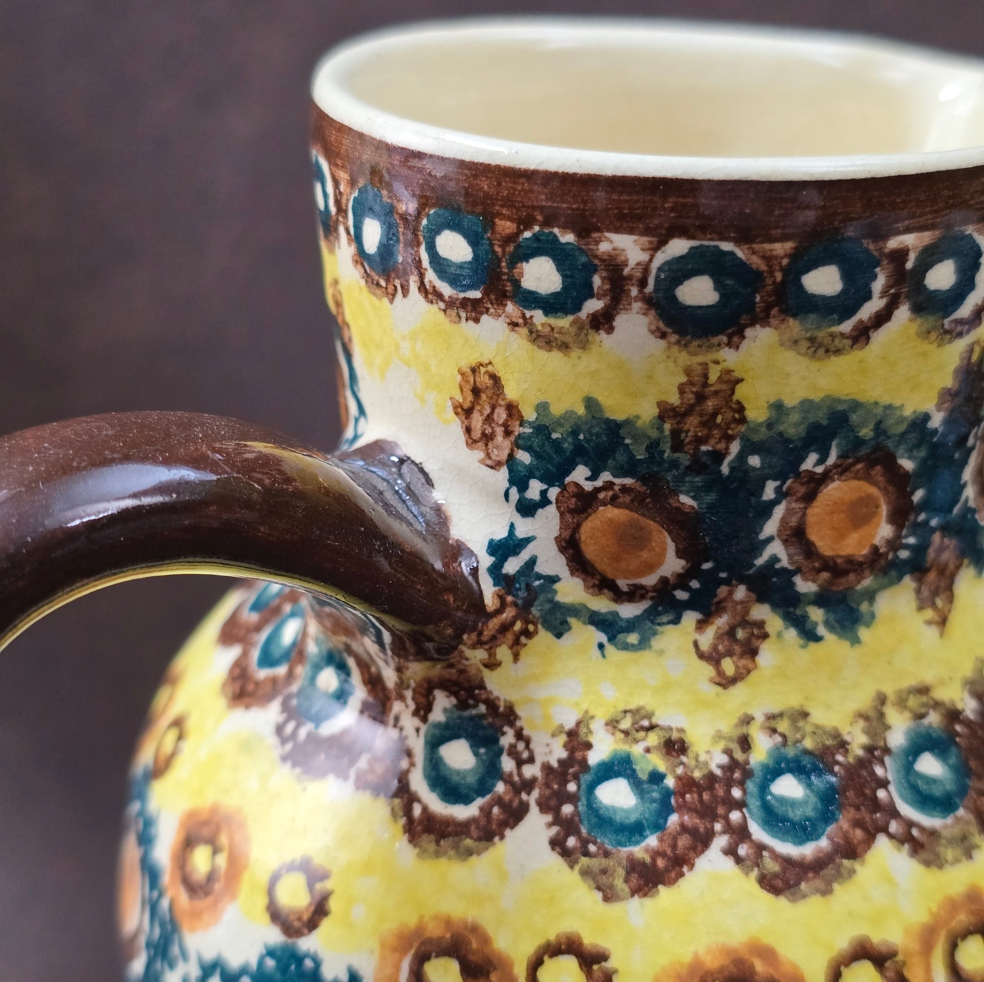 Handbemalter Bunzlauer Vintage Krug aus den 1970er Jahren in Gelb, Blau und Braun, perfekt als Deko, Sammlerstück oder Geschenk.