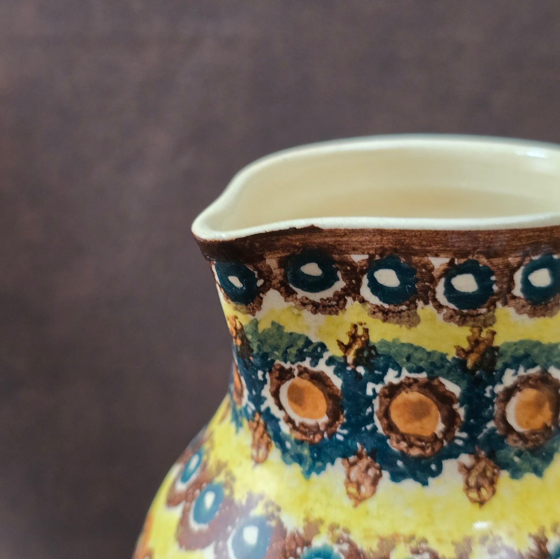 Handbemalter Bunzlauer Vintage Krug aus den 1970er Jahren in Gelb, Blau und Braun, perfekt als Deko, Sammlerstück oder Geschenk.