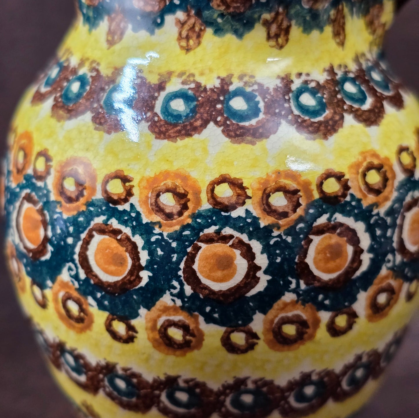 Handbemalter Bunzlauer Vintage Krug aus den 1970er Jahren in Gelb, Blau und Braun, perfekt als Deko, Sammlerstück oder Geschenk.