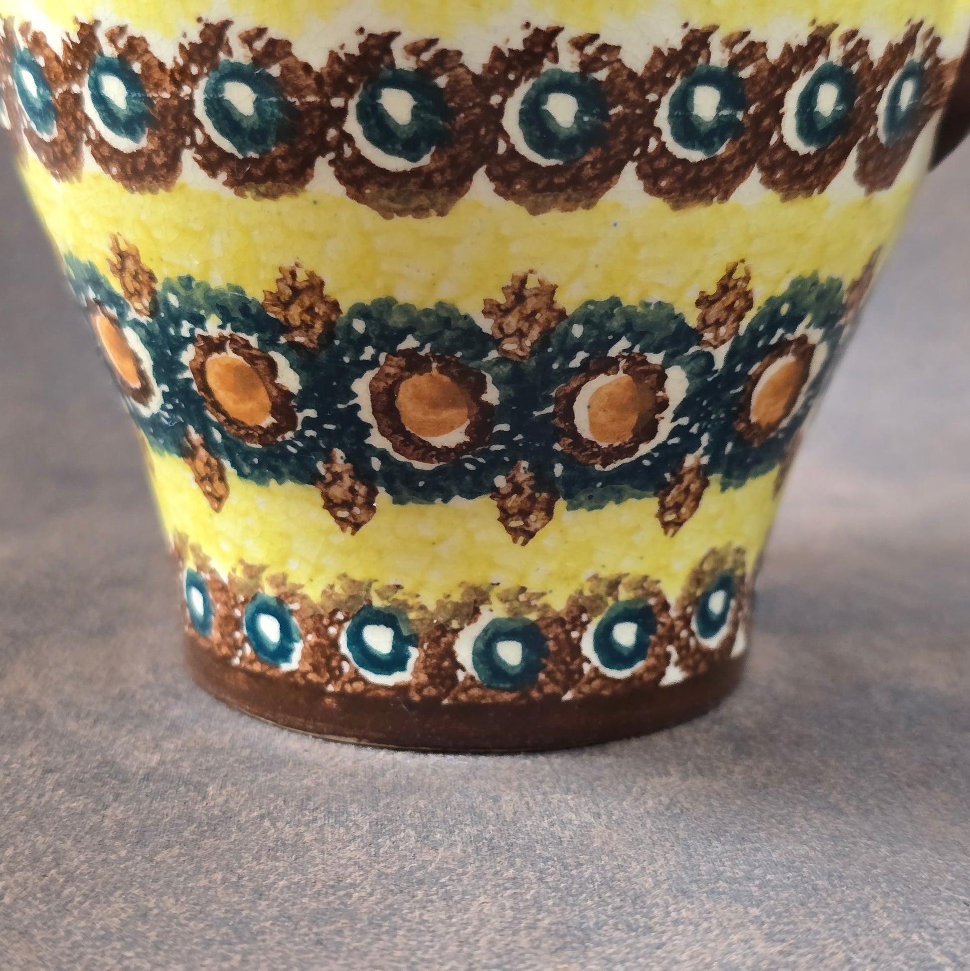 Handbemalter Bunzlauer Vintage Krug aus den 1970er Jahren in Gelb, Blau und Braun, perfekt als Deko, Sammlerstück oder Geschenk.