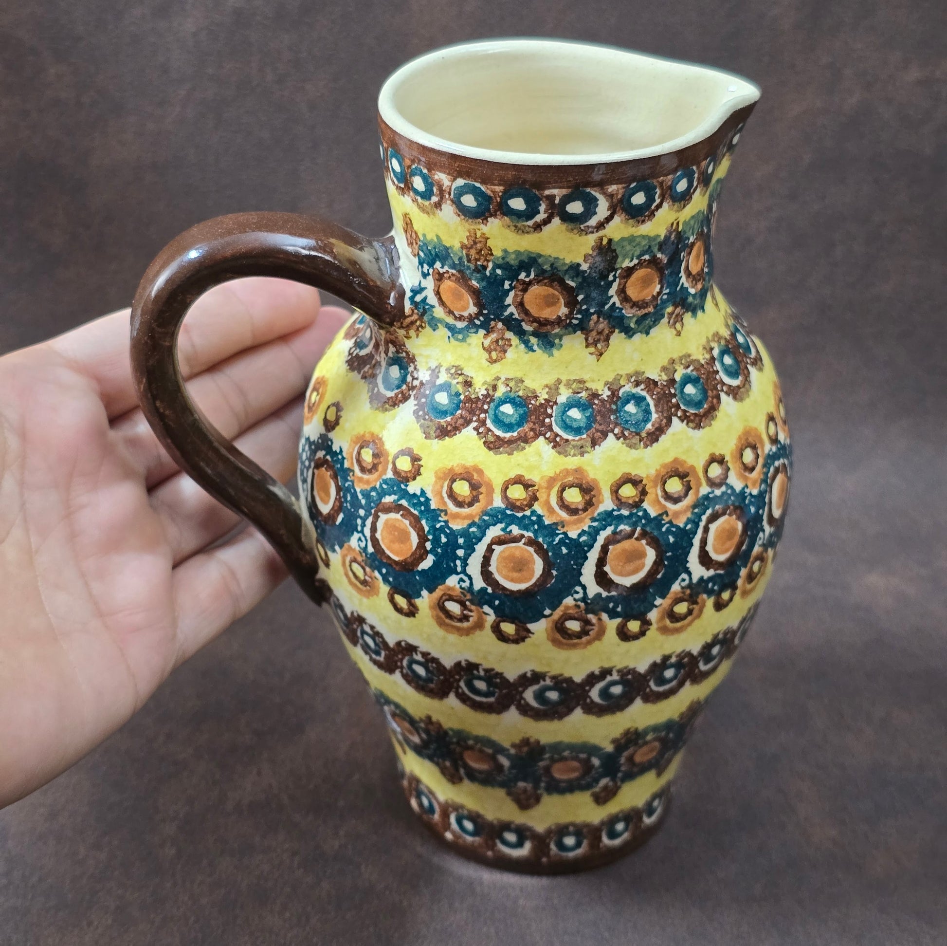 Handbemalter Bunzlauer Vintage Krug aus den 1970er Jahren in Gelb, Blau und Braun, perfekt als Deko, Sammlerstück oder Geschenk.