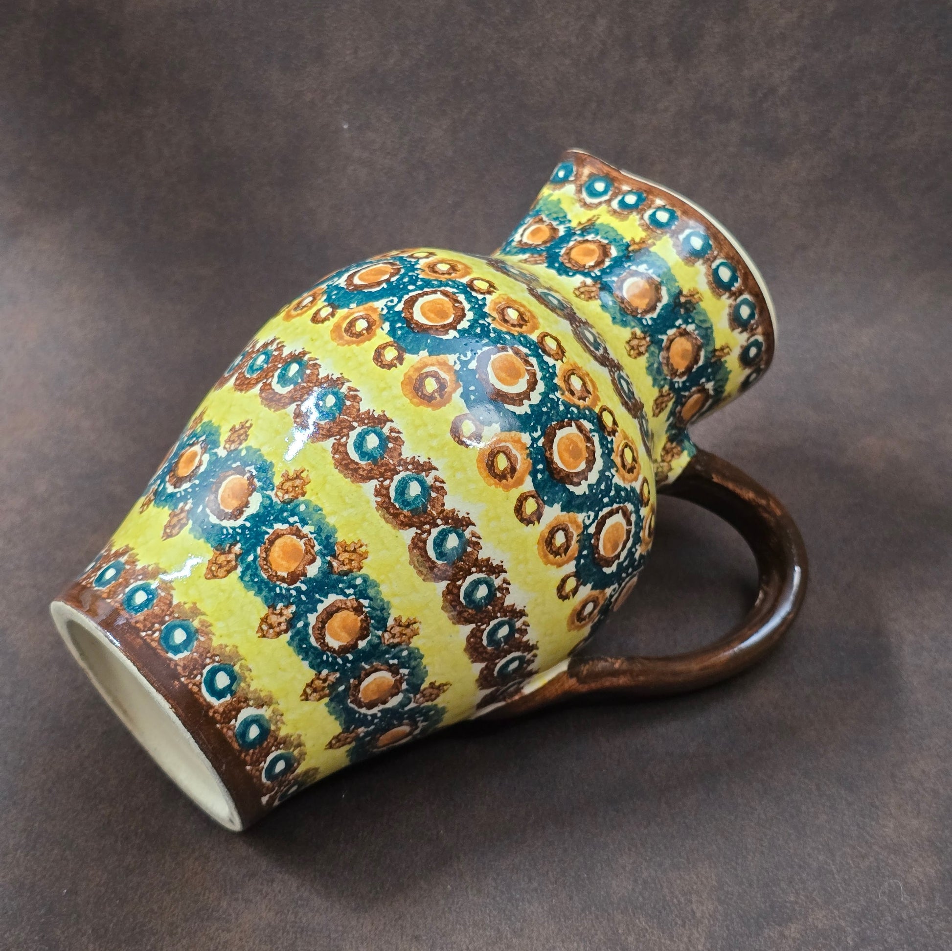 Handbemalter Bunzlauer Vintage Krug aus den 1970er Jahren in Gelb, Blau und Braun, perfekt als Deko, Sammlerstück oder Geschenk.