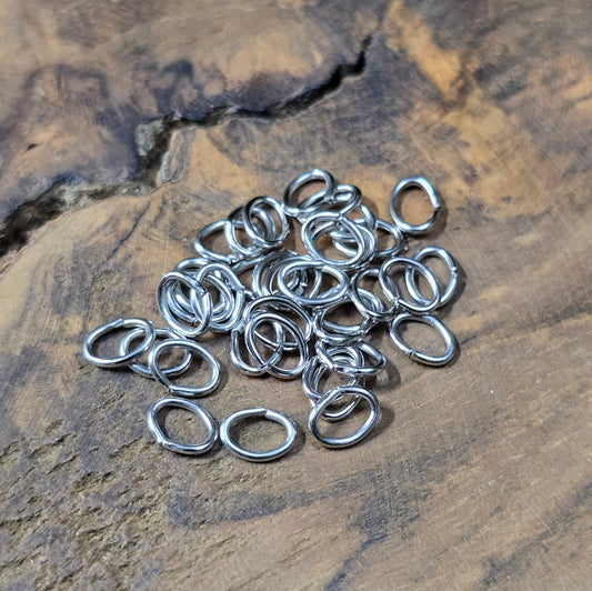 50 ovale Biegeringe in Rhodium-Optik (5,4 x 4,1 mm). Perfekt als Verbindungsringe für Anhänger, Ketten & Armbänder. Unverzichtbares Schmuckzubehör für deine DIY-Projekte.