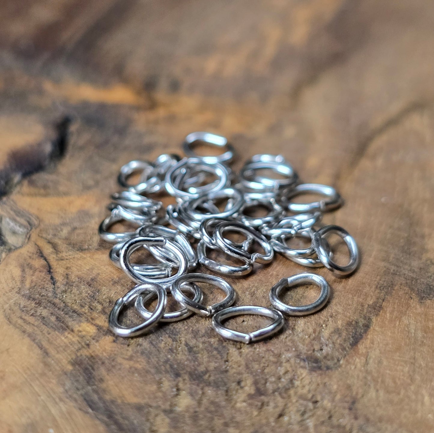 50 ovale Biegeringe in Rhodium-Optik (5,4 x 4,1 mm). Perfekt als Verbindungsringe für Anhänger, Ketten & Armbänder. Unverzichtbares Schmuckzubehör für deine DIY-Projekte.