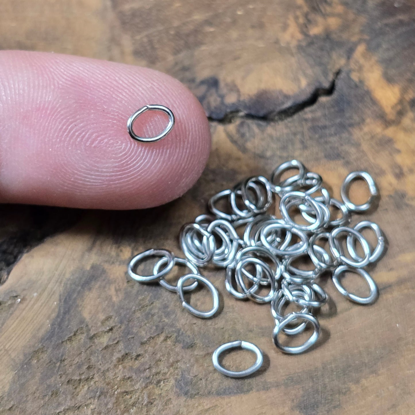 50 ovale Biegeringe in Rhodium-Optik (5,4 x 4,1 mm). Perfekt als Verbindungsringe für Anhänger, Ketten & Armbänder. Unverzichtbares Schmuckzubehör für deine DIY-Projekte.