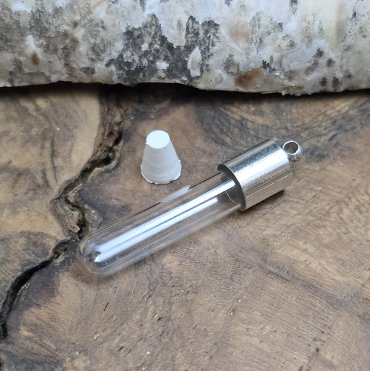 Kleine Glasphiole mit Metallkappe für einen beschrifteten Reiskorn, etwas Sand oder Haare/Asche eines Haustieres. Kann auch mit Kunstblut gefüllt werden.