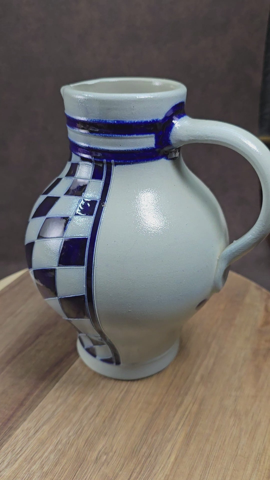 Reinhold Merkelbach Salzglasur-Krug aus den 70ern. Kobaltblaues Rautenmuster, 1,5L Volumen, 22 cm hoch. Hochwertige Handarbeit, perfekter Vintagezustand.