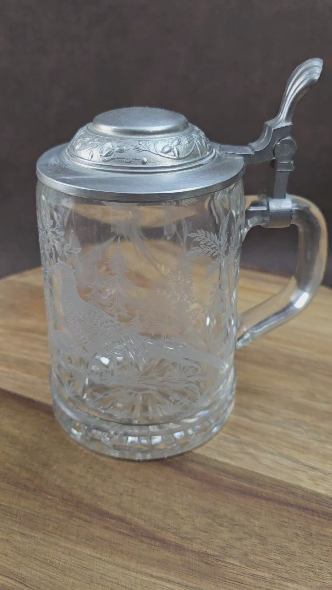 Hochwertiger Vintage Bierkrug von ALWE, 0,5L, Kristallglas mit Gravur „Fasane im Wald“ & Zinn-Deckel. Perfekt für Sammler, Naturfreunde & Biergenuss mit Stil.