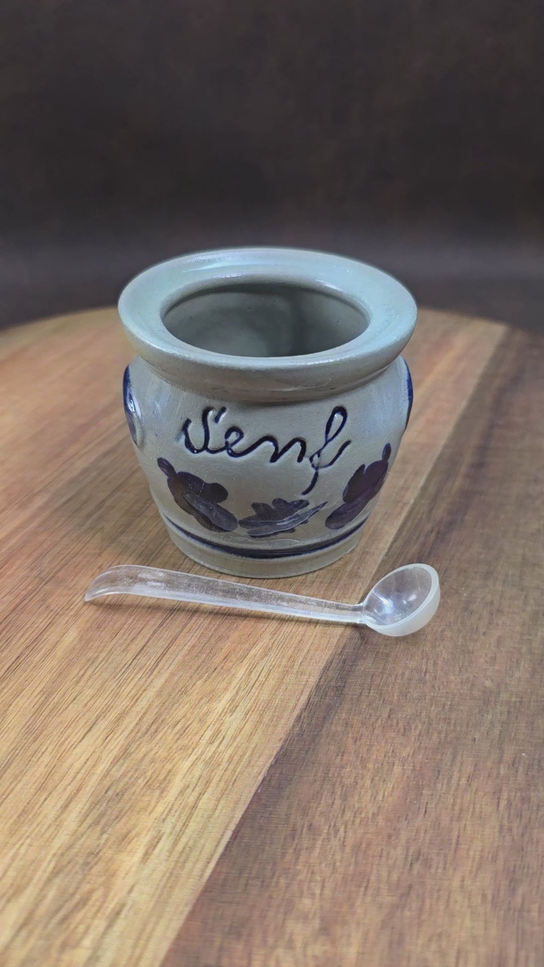 Handbemalter Senftopf aus Westerwald-Steinzeug mit Kobaltblau-Dekor. Vintage-Charme pur! Mit Löffel, perfekt für Sammler und Landhausküchen.