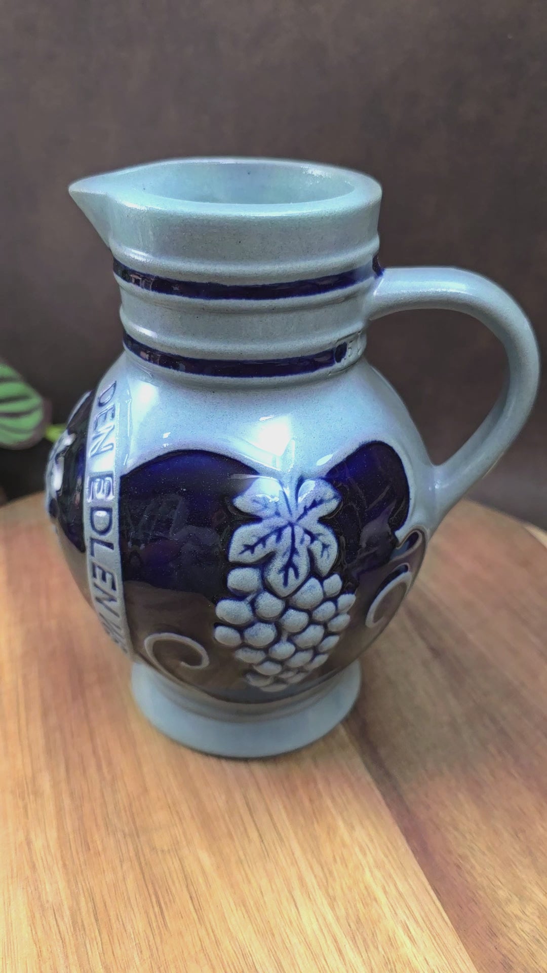 Westerwälder Weinkrug mit Trinkspruch und Weinlaub-Relief – charmantes Sammlerstück für Landhaus-Fans & Liebhaber nostalgischer Keramikkunst.