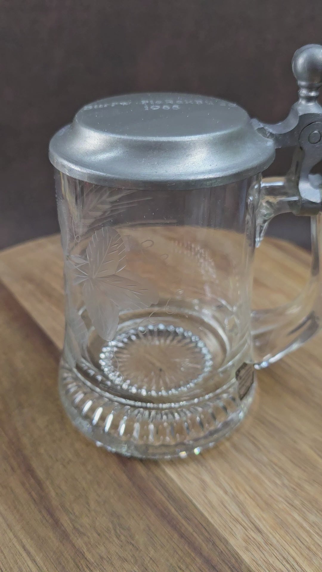 Klassischer Bierseidel von ALWE aus den 80er Jahren – 0,5L Fassungsvermögen, stabiles Kristallglas mit Zinndeckel und Gravur „Hopfen & Malz“. Ideal als Geschenk für Sammler oder Bierfreunde.