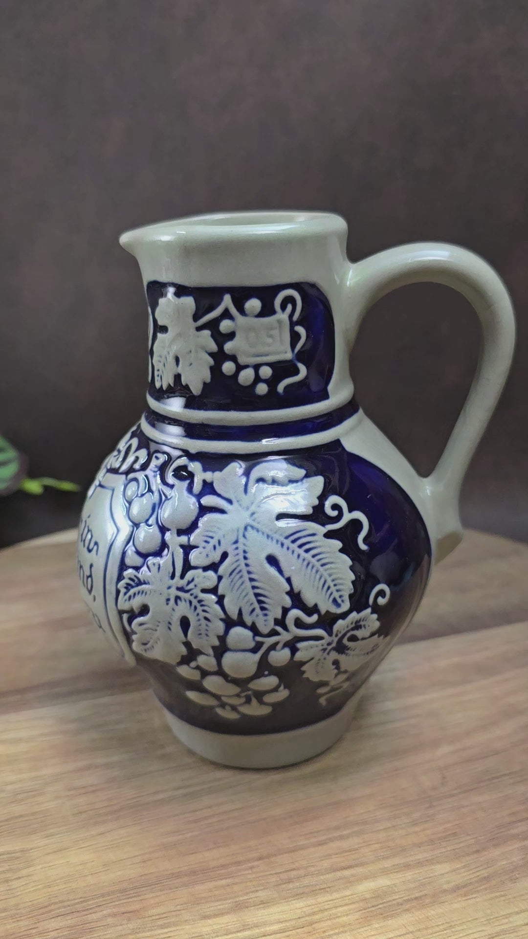 Weinkrug aus Steinzeug mit Trinkspruch & Weinreben-Motiv von Gerz. Salzglasierte Keramik aus den 50ern – ideales Geschenk oder Sammlerstück!