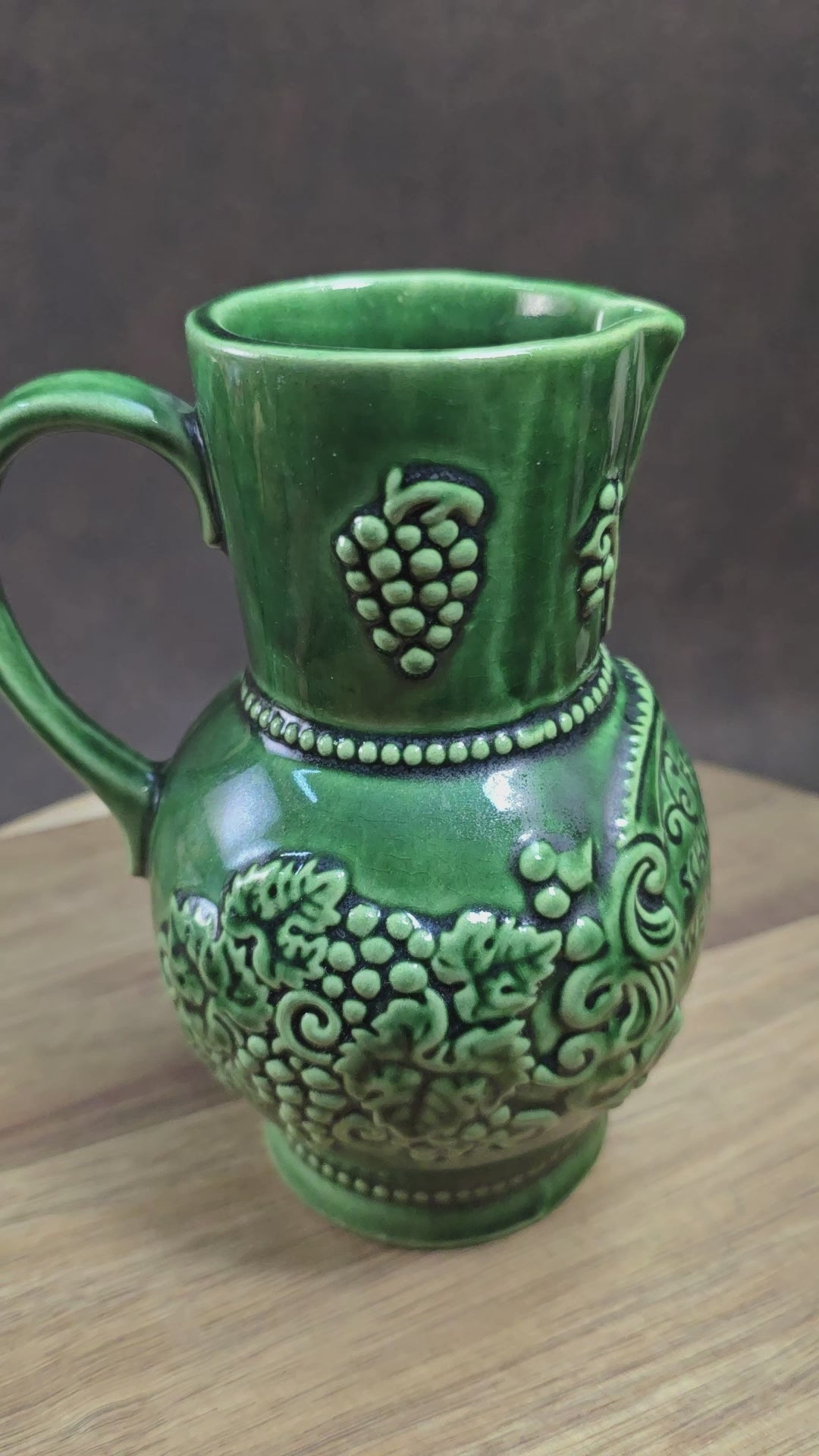 1970er Weinkrug von Marzi & Remy – 0,5 L, dunkelgrün, mit Traubenrelief & Spruch. Echte Vintage-Keramik für deine Bar.