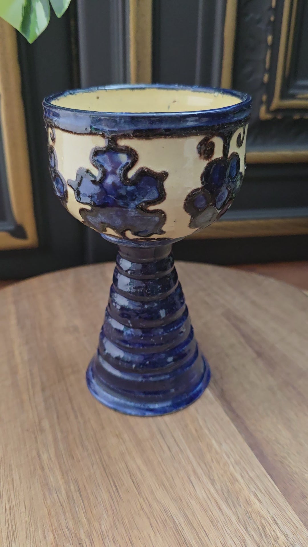 Original DDR-Weinrömer aus den 1970er Jahren. Keramik mit Traubendekor in blau-beige. Rustikal, dekorativ und sammelwürdig. Top Vintage-Erhaltung.