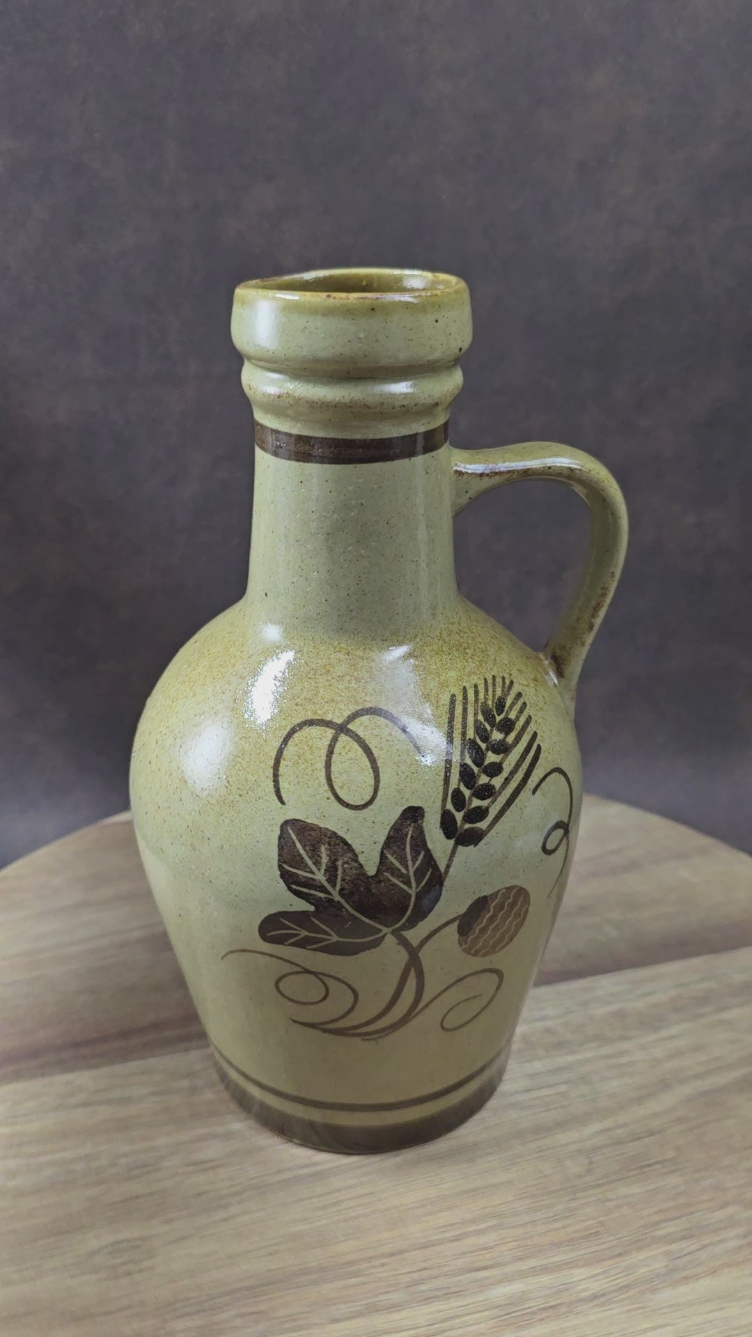 Original DDR-Keramik-Weinkrug, 70er/80er. Herbsternte-Dekor, bauchige Form, gut erhalten. Ideal als Deko, Sammlerstück oder für rustikale Tischgestaltung.