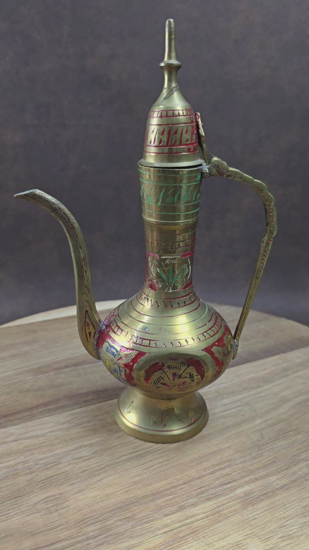 Schönes handgraviertes Kännchen aus Messing aus Indien mit Emailverzierung – perfekt für Sammler:innen, Orient-Fans und Orientliebhaber:innen. Ca. 22 cm hoch.