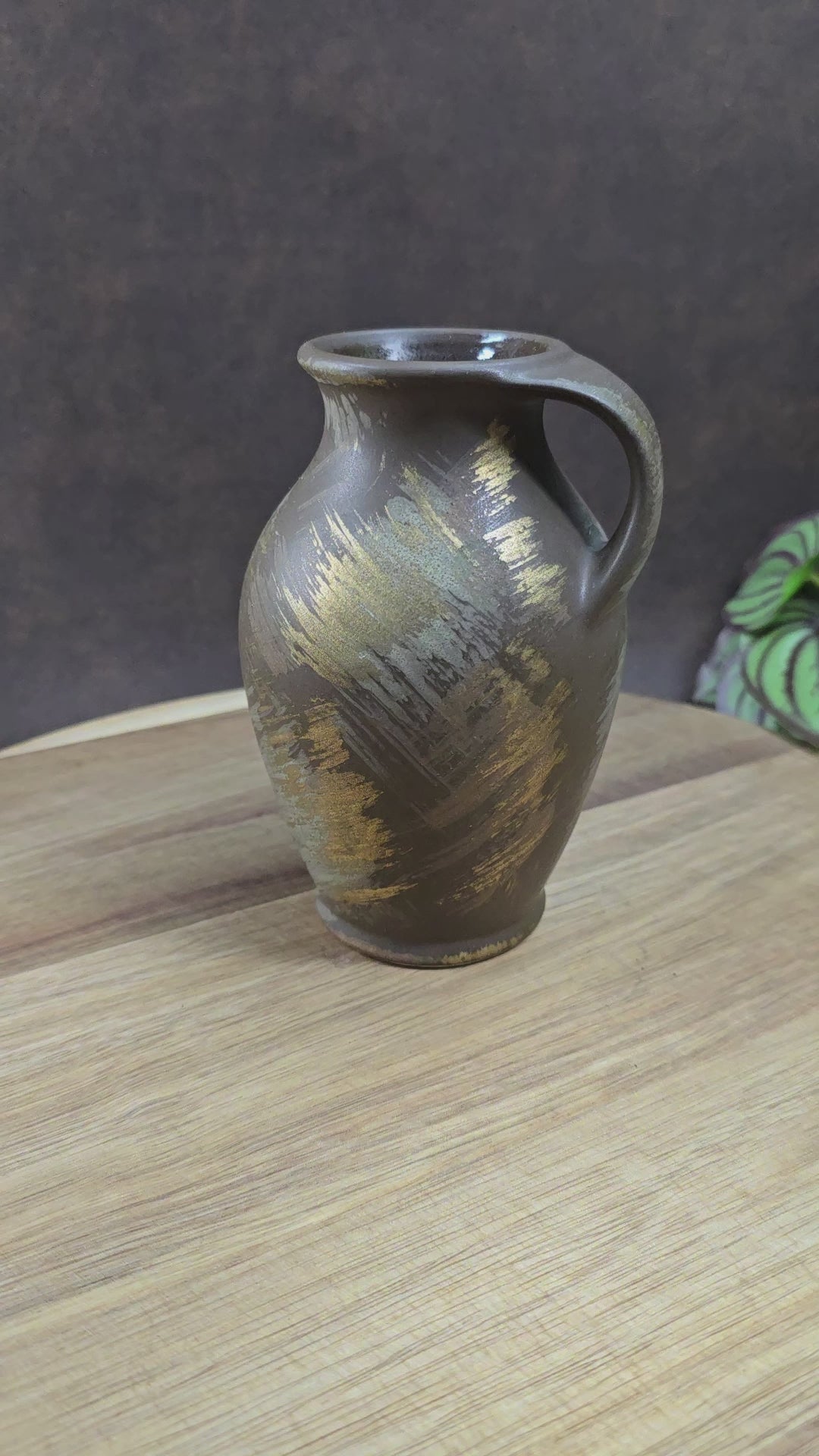 Kleiner Bay Keramik Krug 651/14, Midcentury braun seidenmatt mit Gold/Beige Pinselstrichdekor, 1970er, sehr guter Zustand. Perfekt als Vase oder Deko-Highlight!