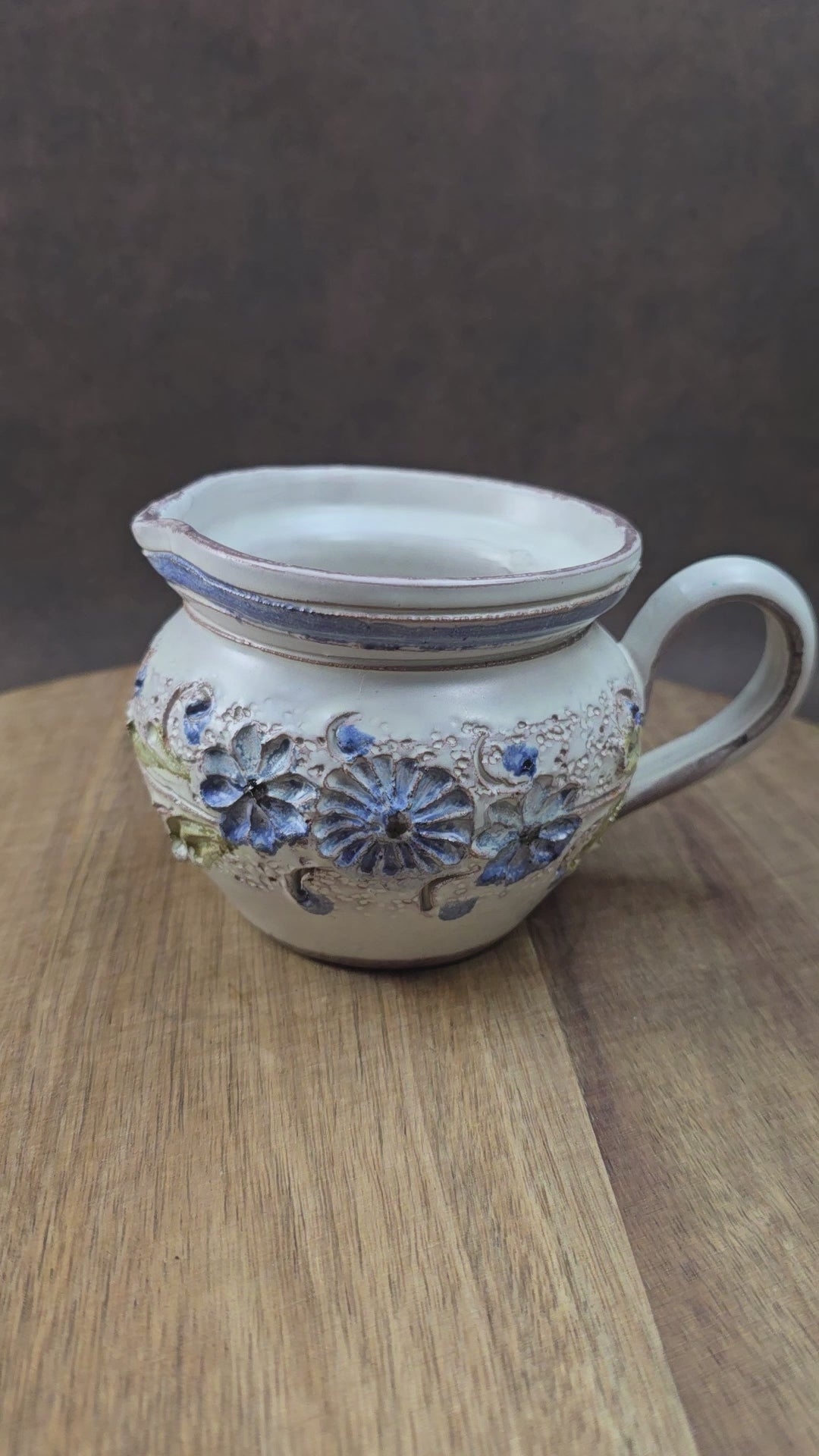 Kleiner Krug im Landhausstil, ca. 1970, handgefertigt – vermutlich Ainring Keramik. Mit floraler Reliefverzierung – perfekt für deine Vintage Wohnung oder als Geschenk.