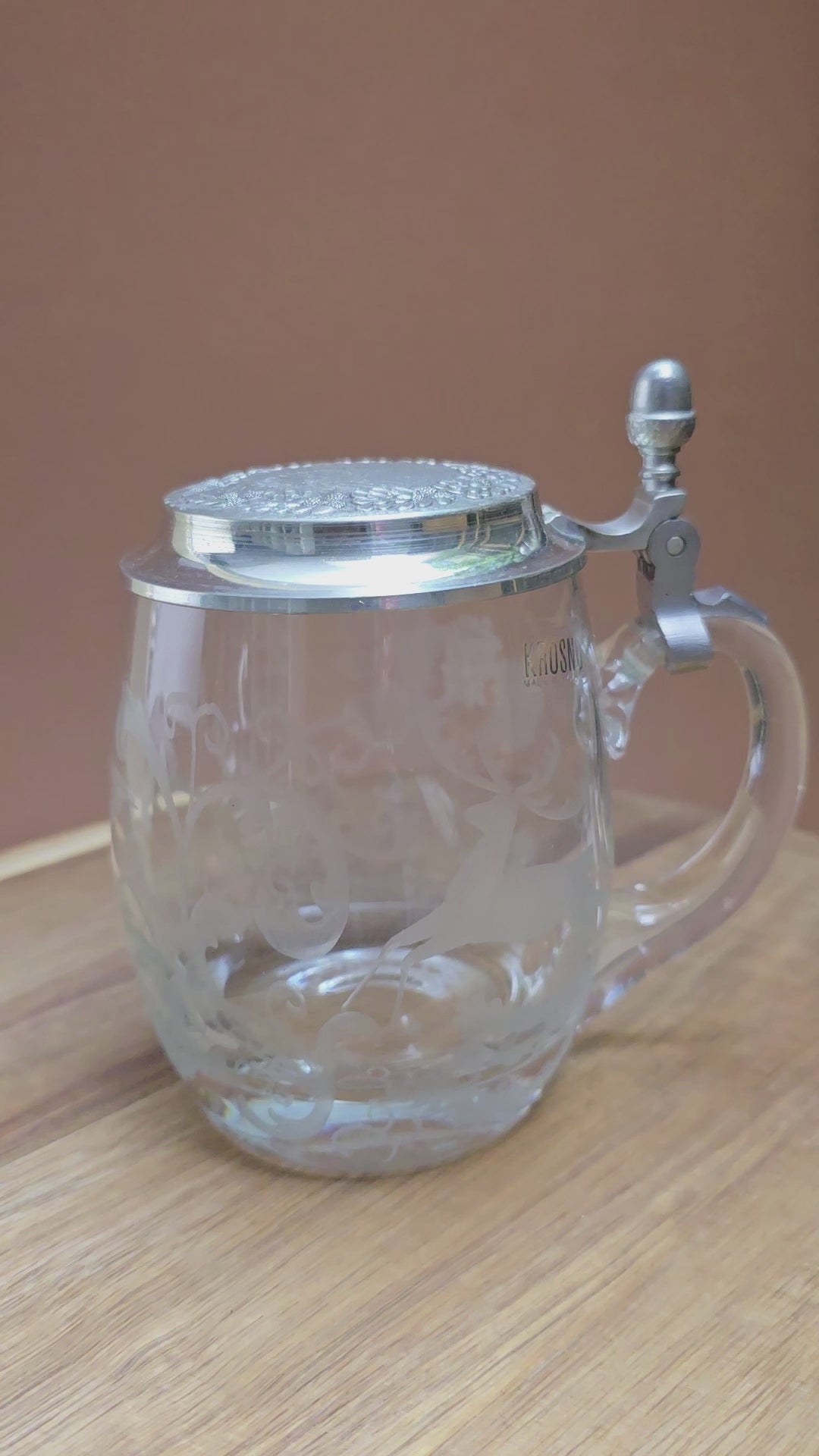 Gravierter Vintage-Bierkrug von Krosno (0,5L) mit Zinndeckel von Erbo Zinn. Jagdmotiv mit Hirsch & Jäger – rustikale Deko im Landhausstil oder als Geschenkidee.