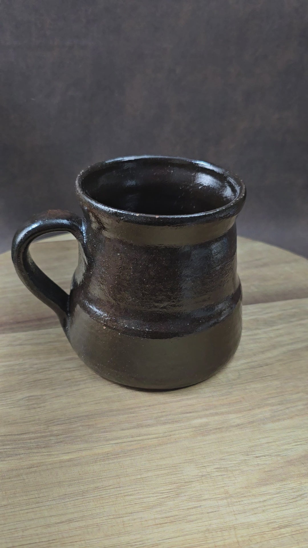 Vintage Henkelbecher 0,5L – handgemacht, rote Irdenware mit dunkler Glasur, Balkan 70er/80er. Rustikal, charmant & ein Stück Ostblock-Urlaubsgeschichte.