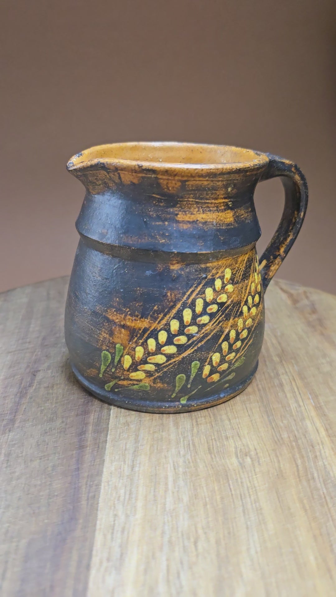 Entdecke einen seltenen Vintage-Keramikkrug aus den 1970ern mit geprägtem Weizenmotiv. Rustikale Deko, handgefertigt – ideal für Landhausküche oder Sammler.