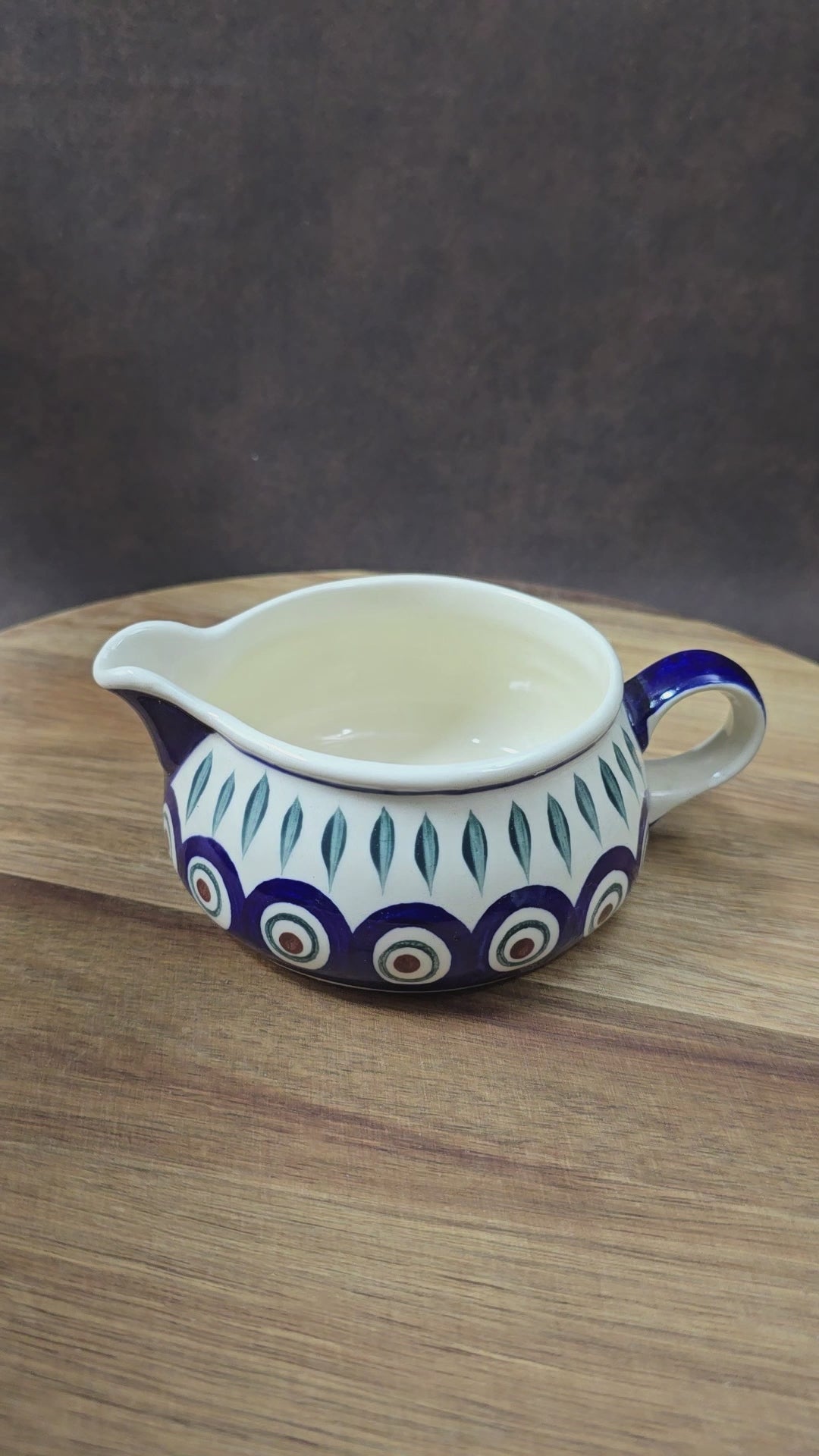 Vintage Bunzlauer Sauciere von WIZA-POLAND, 1980er–90er. Handbemalt im Pfauenaugen-Dekor mit Blättern, perfekt für Küche, Deko oder Sammlung.