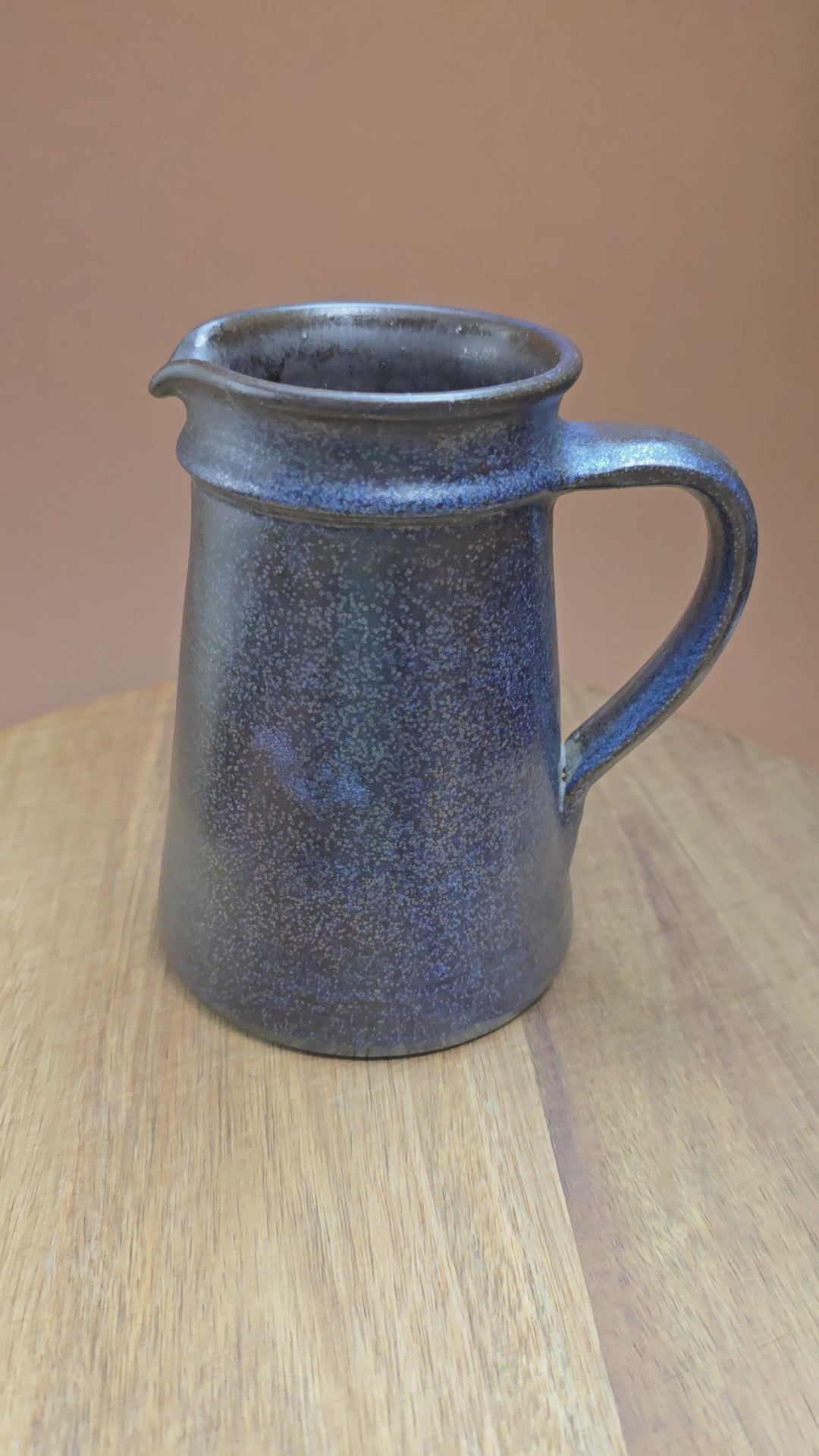 Rustikaler Vintage-Krug mit dunkelblauer Effektglasur – 70er Jahre Landhausdeko für Trockenblumen oder Lavendel. Höhe 15,5 cm, sehr guter Zustand, Einzelstück.