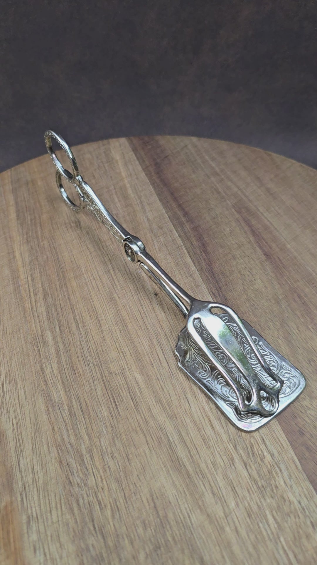 Italienische Vintage-Gebäckzange, 1970er, versilbert mit floralem Relief – stilvoll servieren mit nostalgischem Flair.