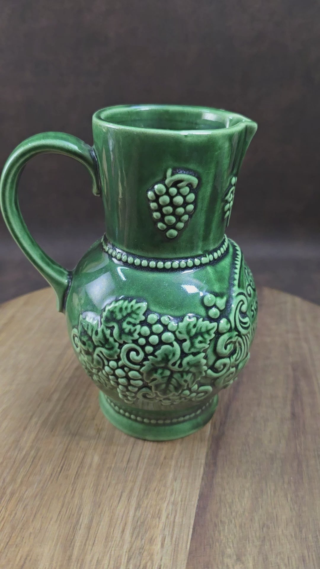 Dunkelgrüner Marzi & Remy Weinkrug aus den 70ern. Rustikales Steinzeug mit Traubenmotiv – perfekt für Weinliebhaber, Vintage Deko oder als originelles Geschenk.