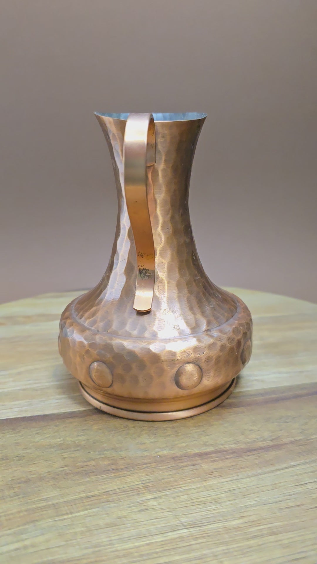 Kupferkanne von SKS aus den 1980ern – Vintage Hammerschlag-Design mit 0,5L Volumen, stilvoll & dekorativ im Art Deco Stil.