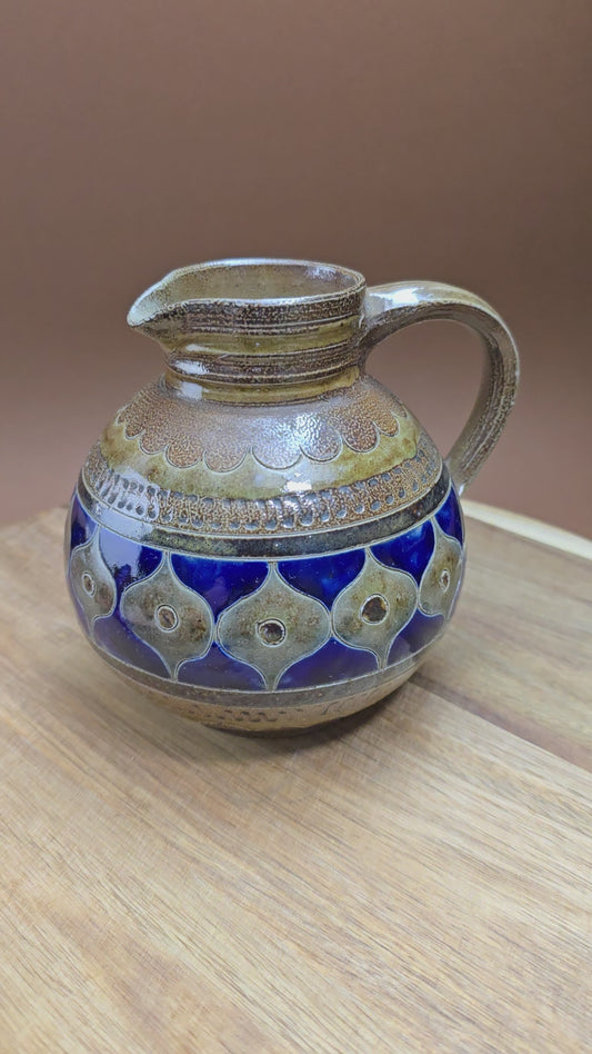 Originaler Vintage-Krug von R. Merkelbach aus den 60er/70er Jahren. Handgefertigt aus Steinzeug in Braun & Blau – ein charmantes Unikat für deine Landhausdeko.